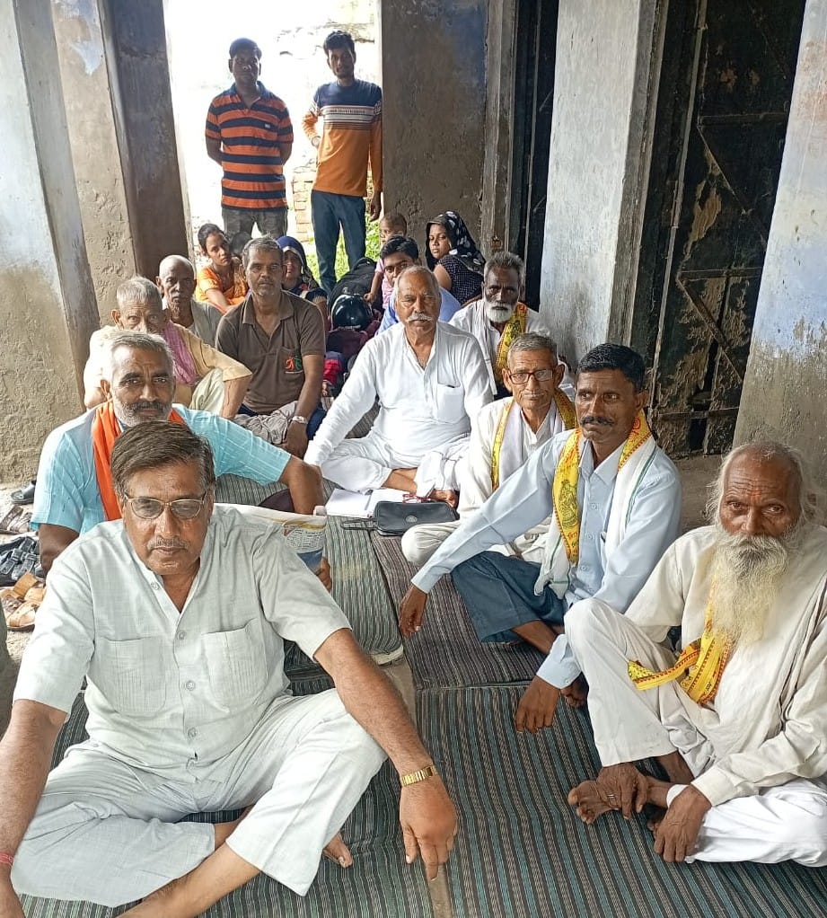 Protesters remained adamant on the Hathras-Jalesar road even in the rain