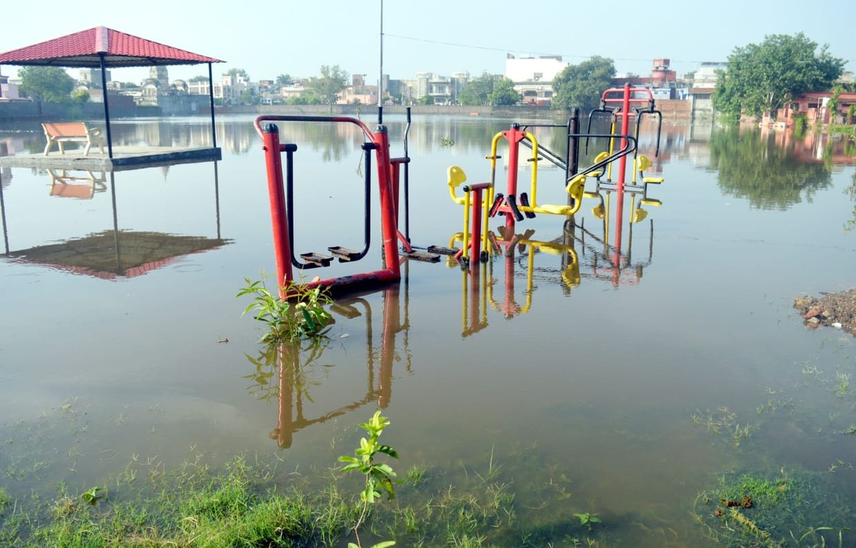 Swings of Seth Moolchand lake submerged in rain water, people's visit also stopped