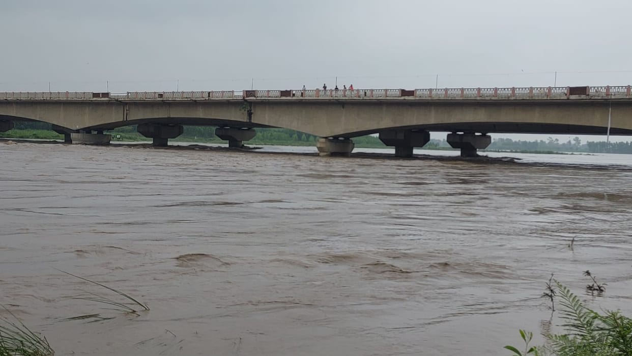 Flood threat looms, Yamuna's water level touching danger mark