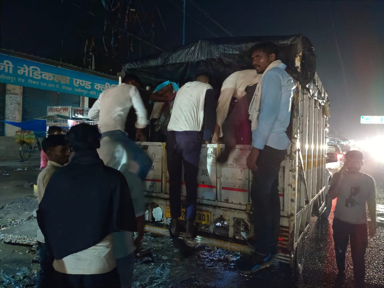 Carrying passengers from cargo vehicles, officers became unknown