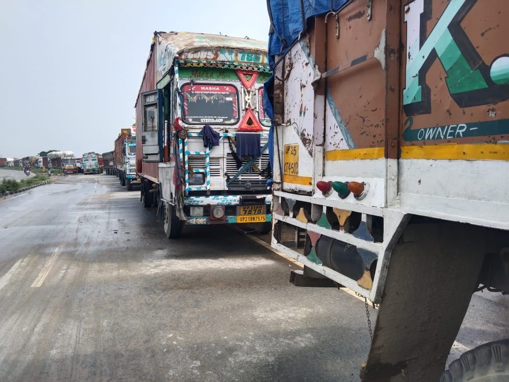 Jam from Fatehganj to Katra, vehicles passing through Khairpur intersection