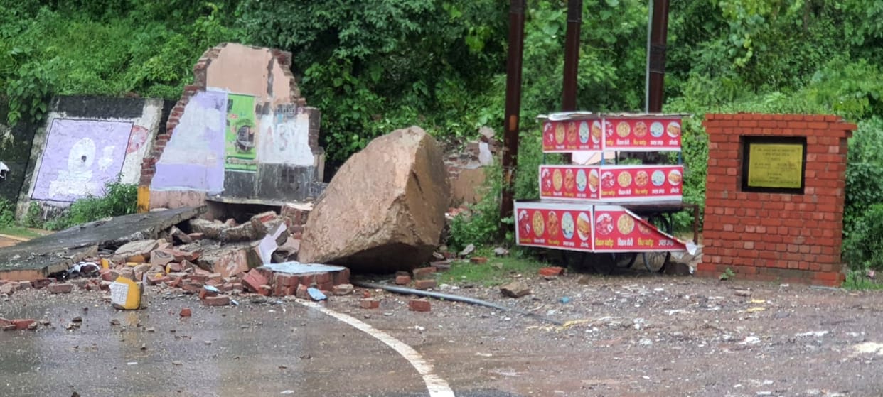 171 road closed in sirmaur distric due to rain and landslides