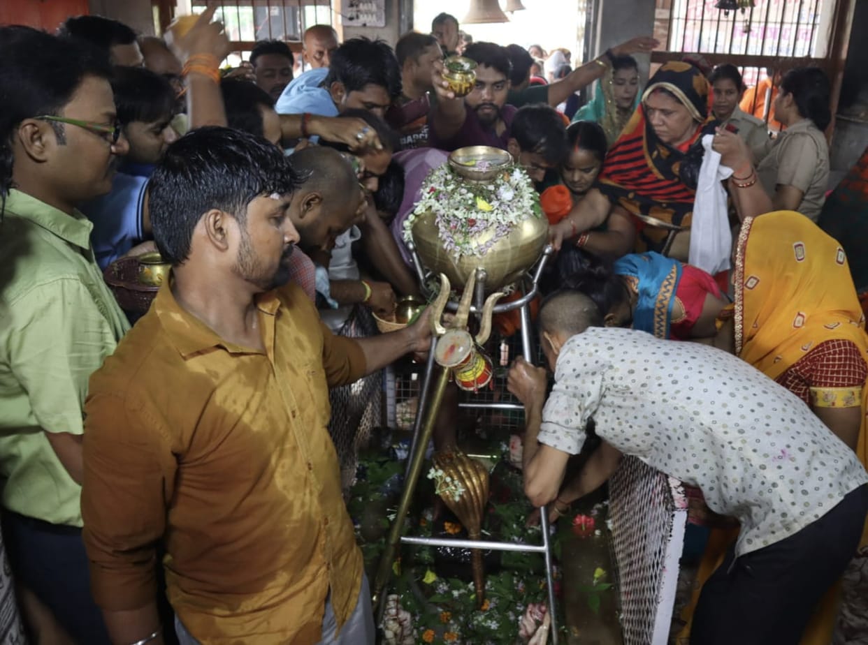 Devotees gathered to perform Jalabhishek in pagodas on the first Monday of Sawan