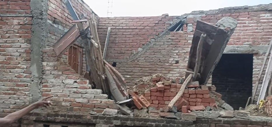 The wall of the house under construction fell heavily, two injured