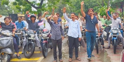Demonstration of employees for restoration of old pension