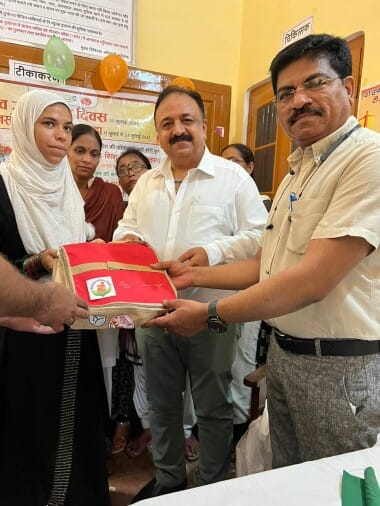 Pilibhit News: नवविवाहितओं को परिवार नियोजन की जानकारी देकर दी शगुन किट Shagun kit given to the newlyweds by giving information about family planning