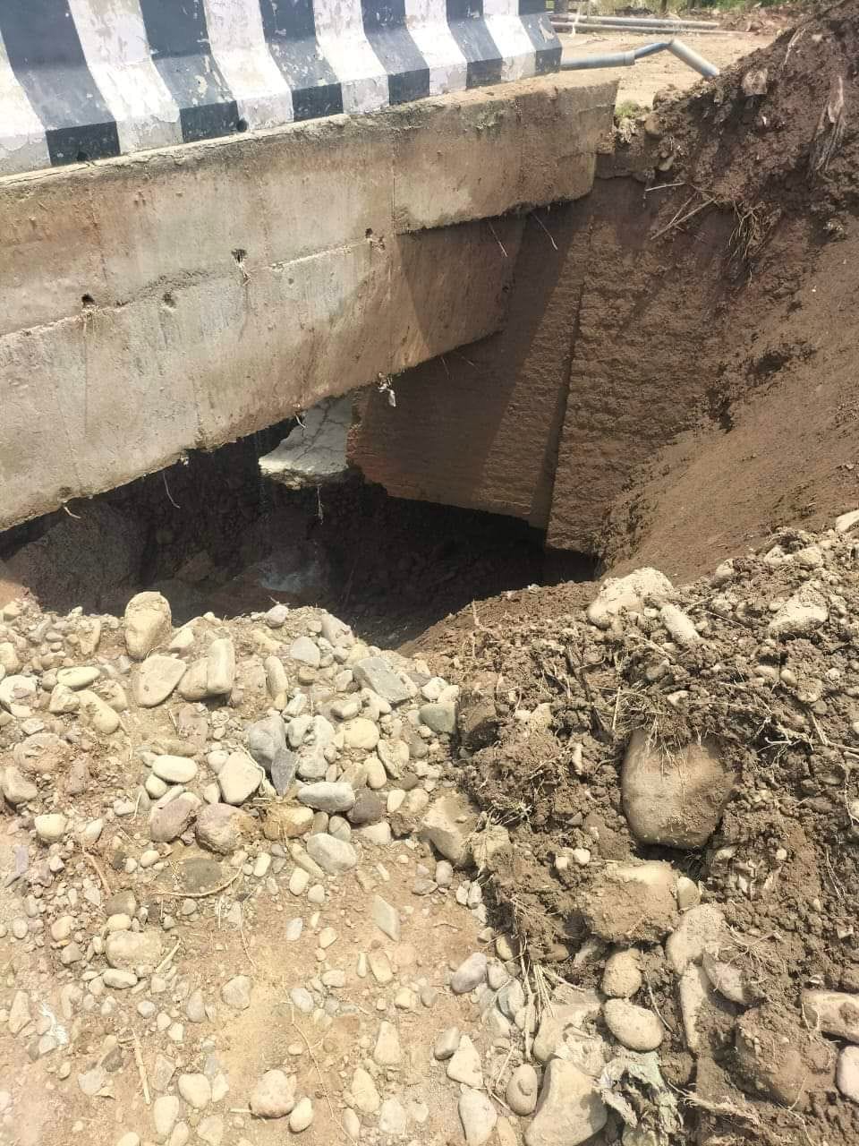 Traffic stopped on Balad bridge due to increasing land erosion