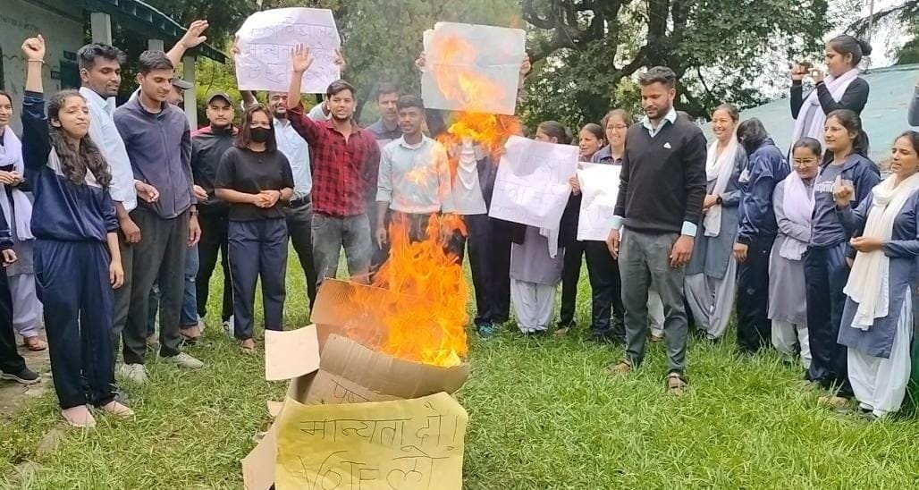 Ed students burnt the effigy of the state government