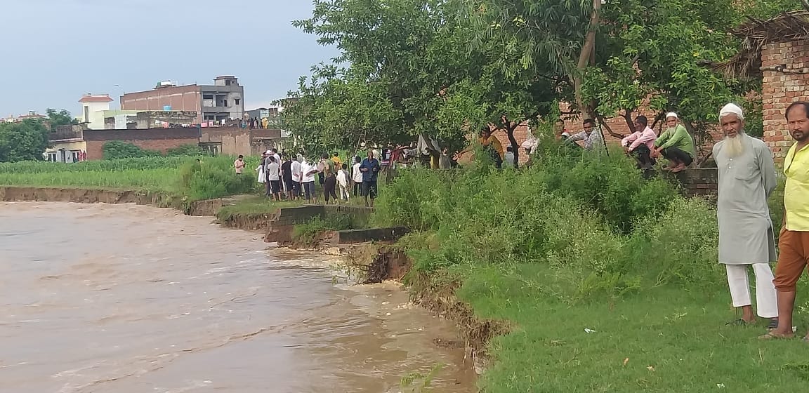 Houses in danger of erosion of Nakta river, panic