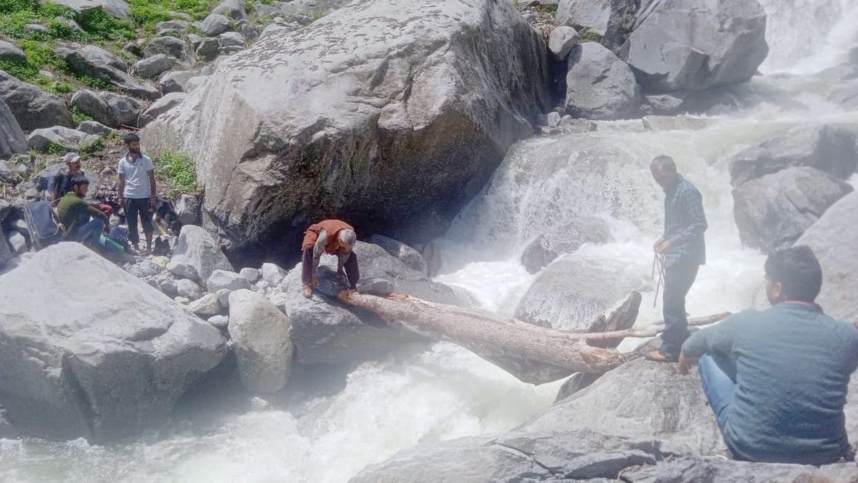 Three youths who went on Lamdal Yatra got trapped in Tara drain, Pradhan saved their lives