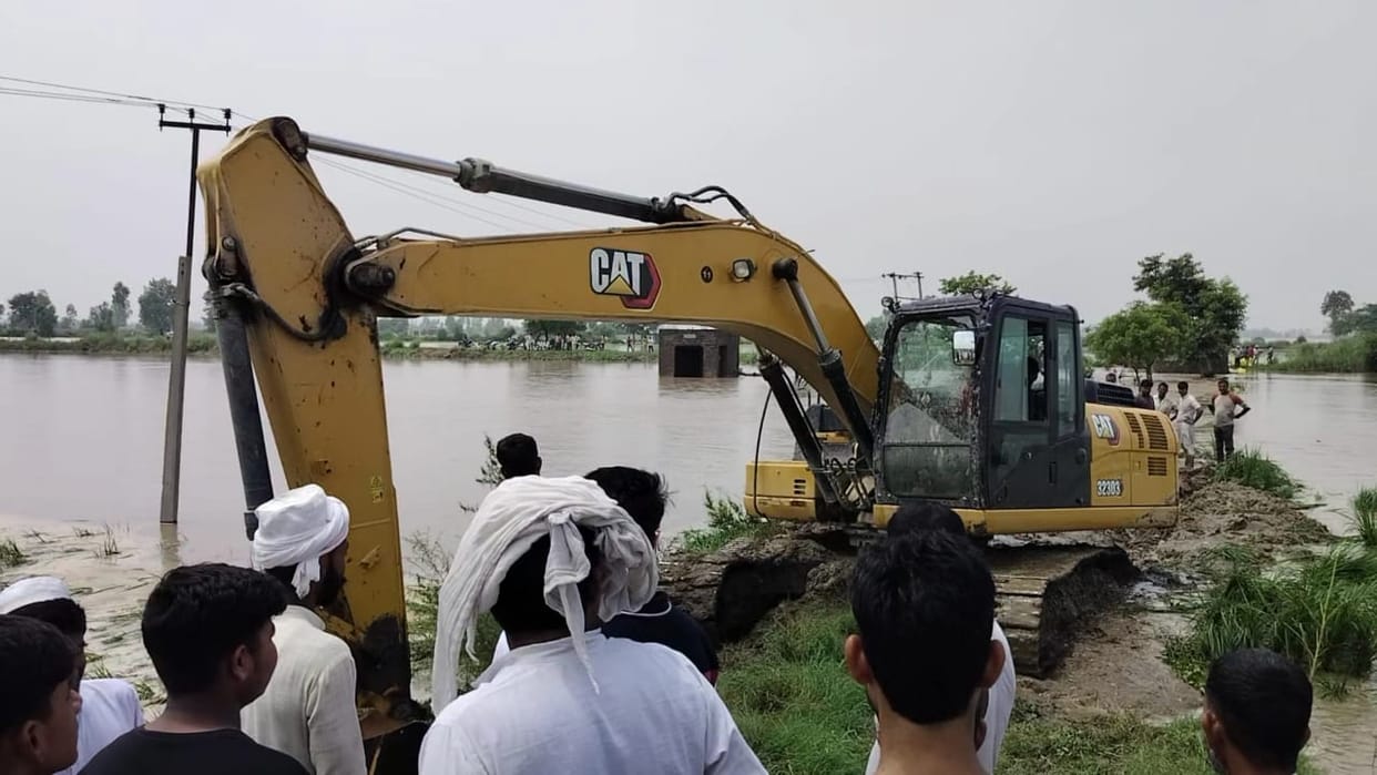 Embankment broken due to drainage department's helahwali, rats also played the role of villain