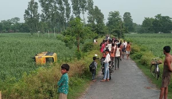 School bus overturned on Bharehta road, five children injured