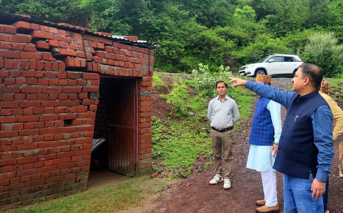 mp reached in rainy effected area of pachaad with officers