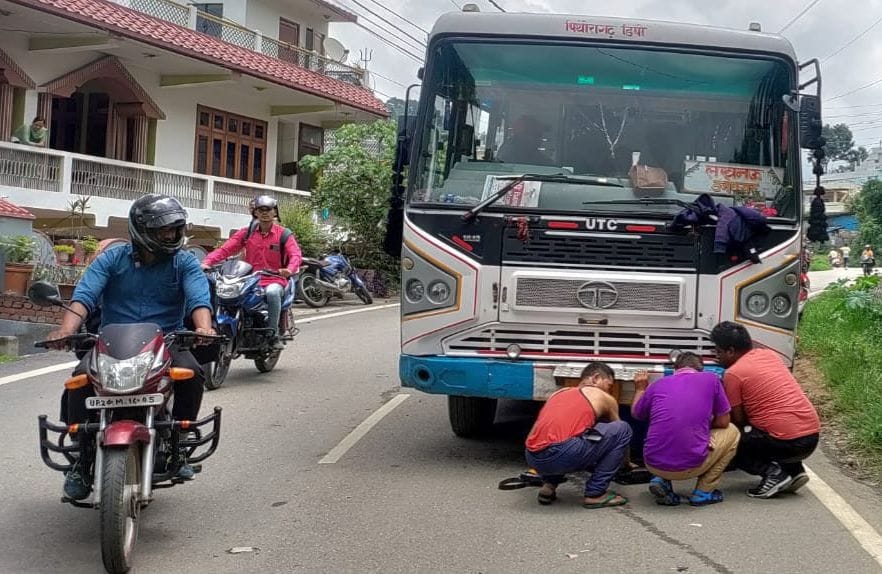 Trouble: Two buses going to Lucknow and Delhi stopped while walking