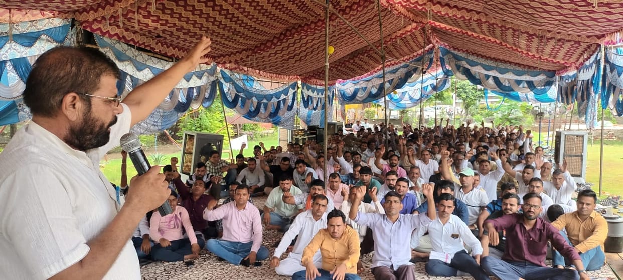 700 clerks on strike, work of registry, license affected