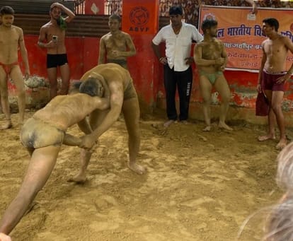 Shahjahanpur News: कुश्ती में पहलवानों ने दिखाया दम Wrestlers showed strength in wrestling
