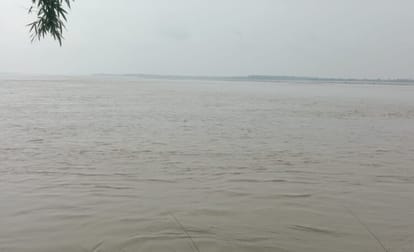 Release of 34 thousand cusecs of water from Banbasa barrage further swelled Sharda