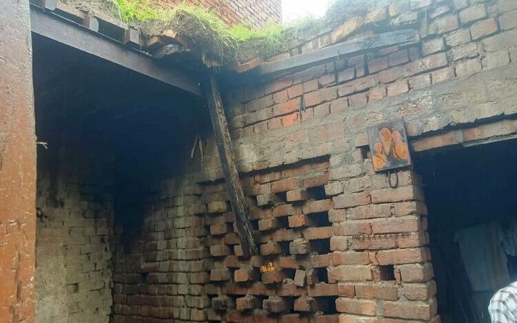 After two days of relief, it rained again, the roof of the house fell in Bapda