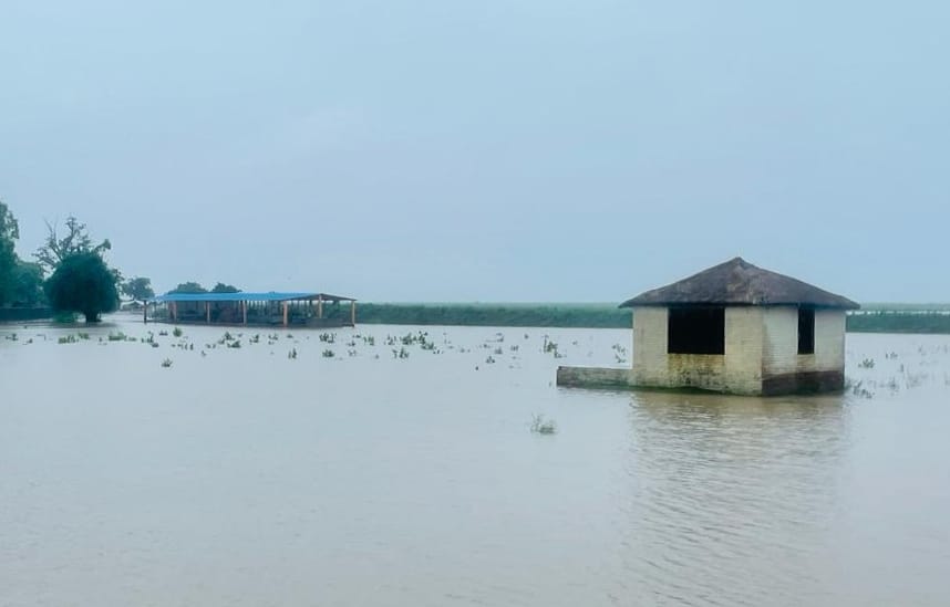 Ganga flowing after touching the danger mark, water entered the population
