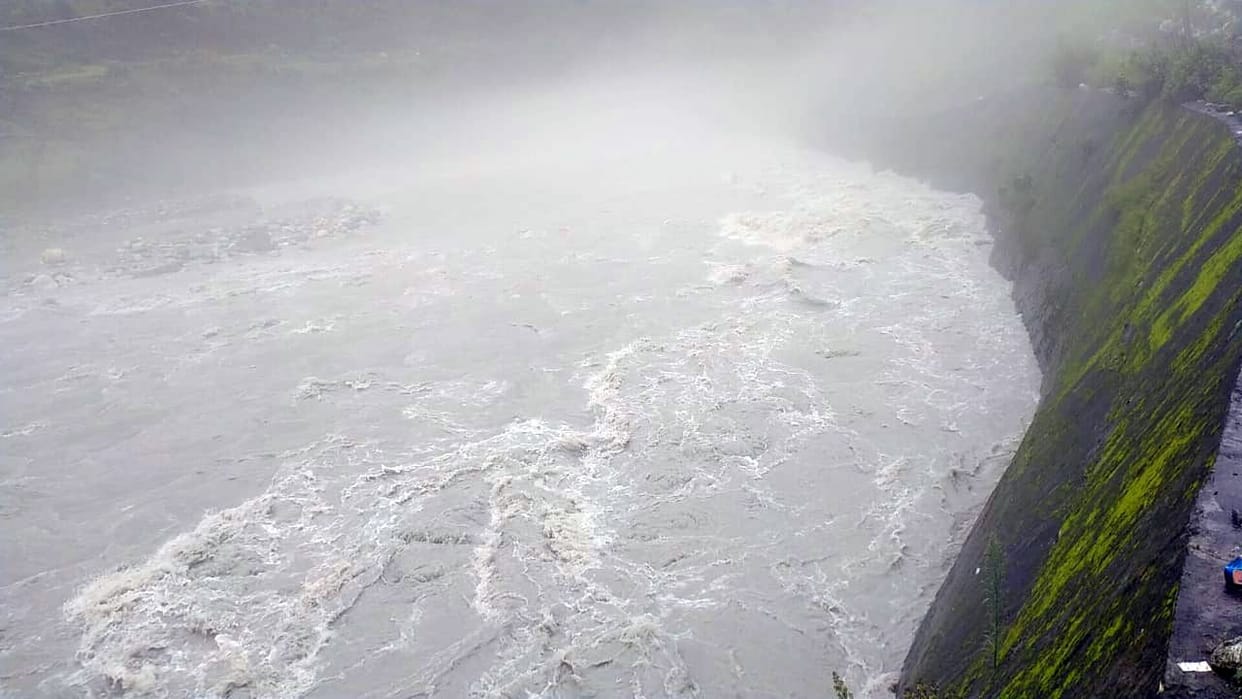 People scared of cracks in the security wall of Kali river