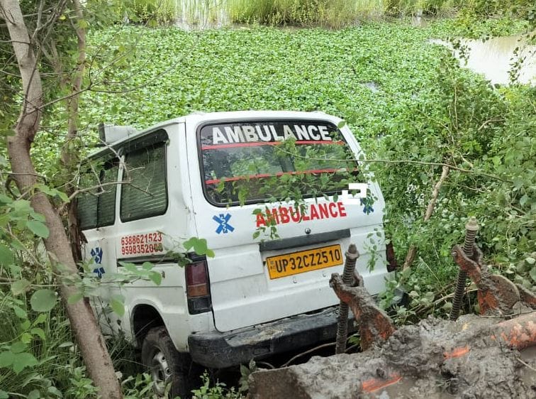 Leaving the patient, the ambulance going back fell into the ditch
