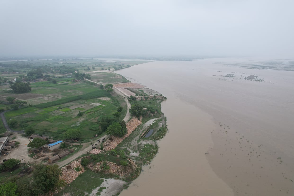Flood like situation in Tarabganj, Saryu hitting the coast in Karnailganj