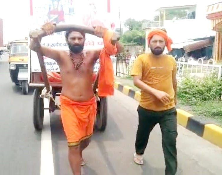 Devotee going to Gorakhpur with 51 liters of water from Haryana