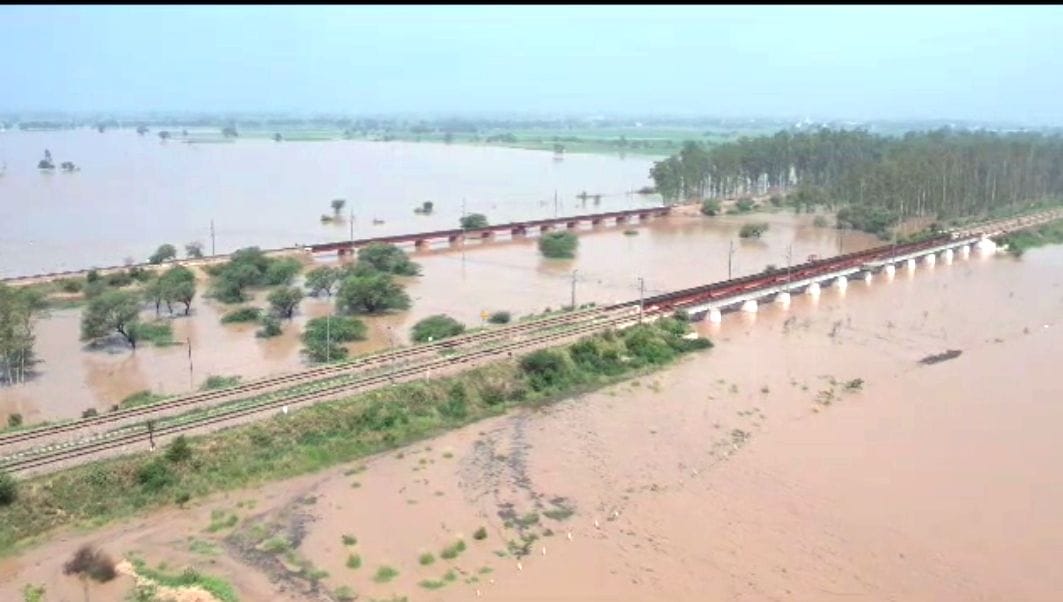 Water filled up to four feet in the fields of five villages of Jakhal