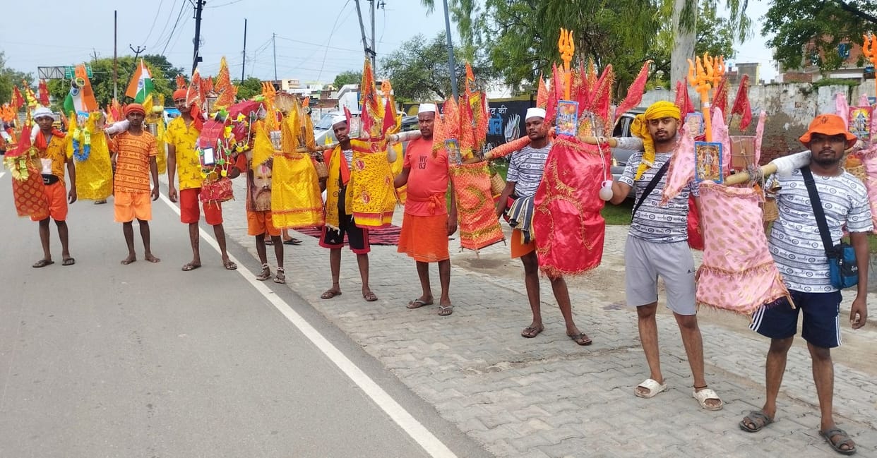 The color of devotion on the highway .. Troupes of kanwariyas came out dancing