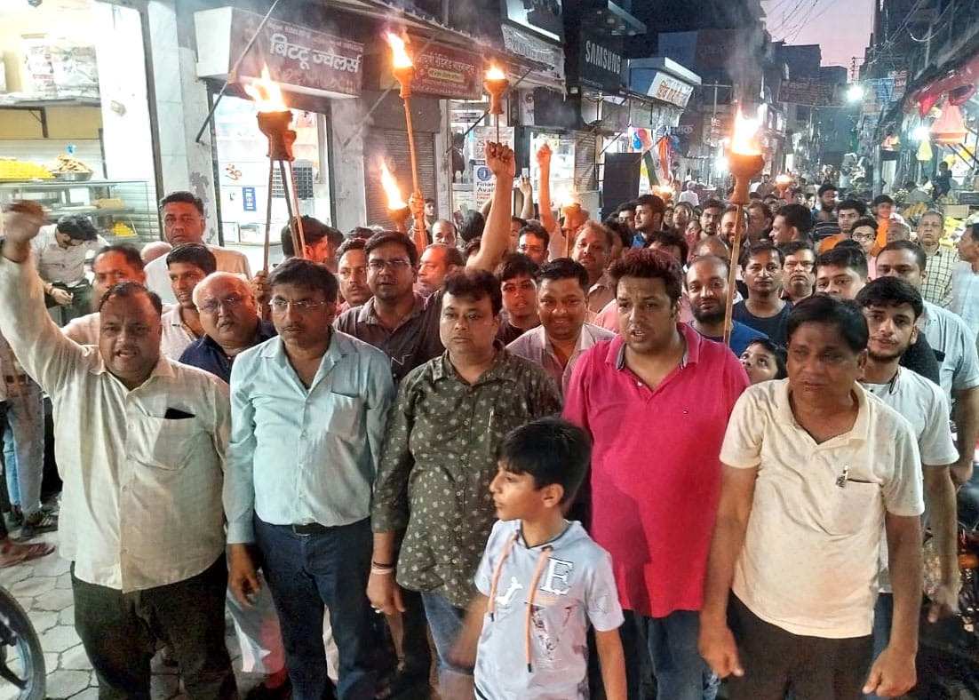 A torchlight procession was taken out in protest against the murder of a Jain saint.