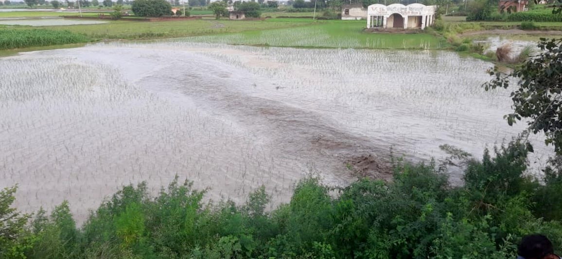 Abutment broken in front of Sungarpur village of Loni, fields filled with water