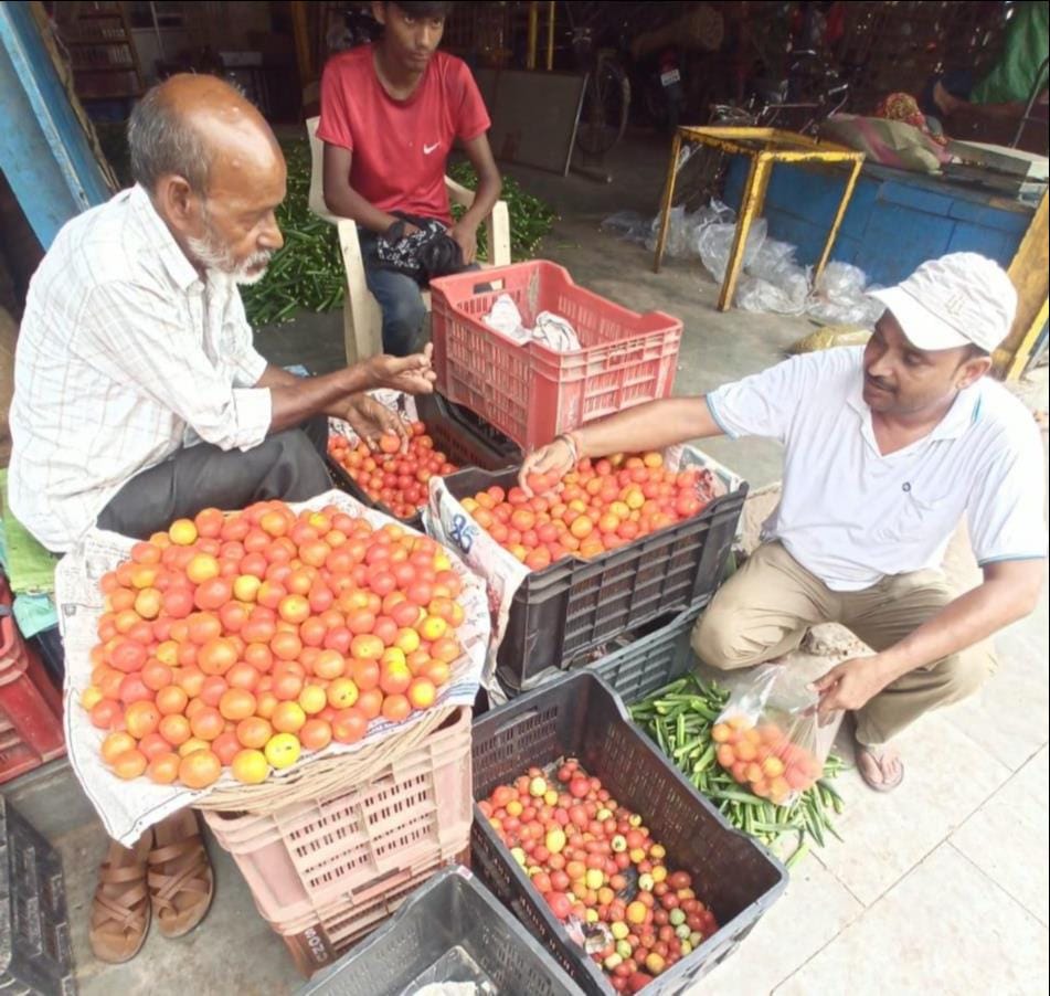Nepalese tomatoes are being consumed fiercely in gorakhpur market