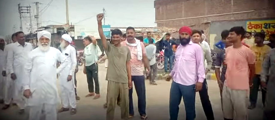 People did road jam due to lack of water supply in the colony