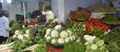 The price of tomato caught pace, crossed 200 in retail
