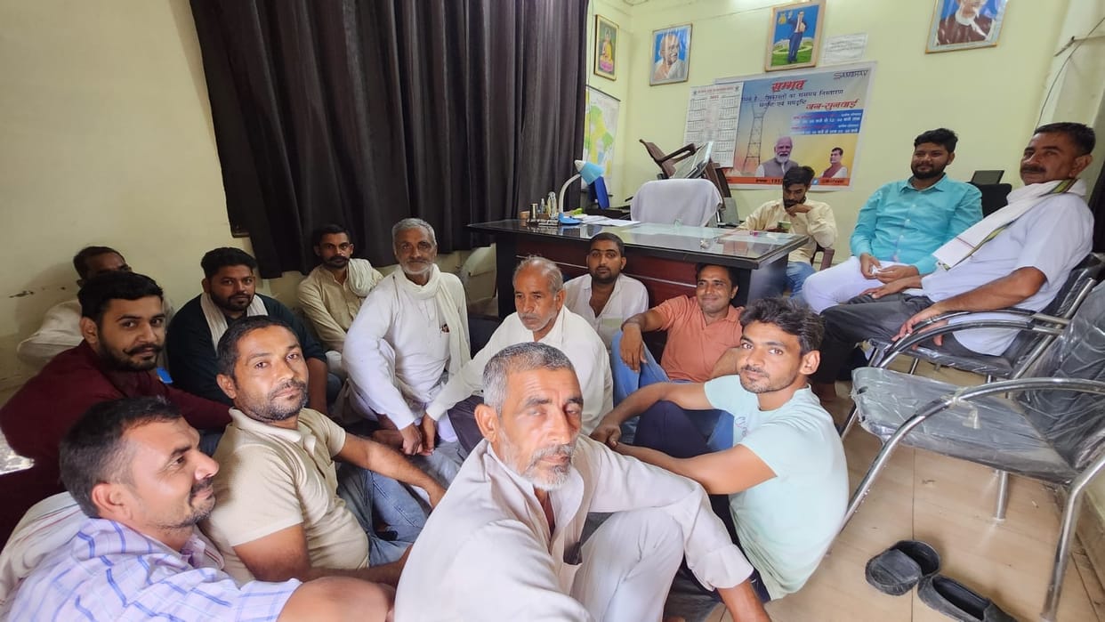 Farmers protested at the office of EE II