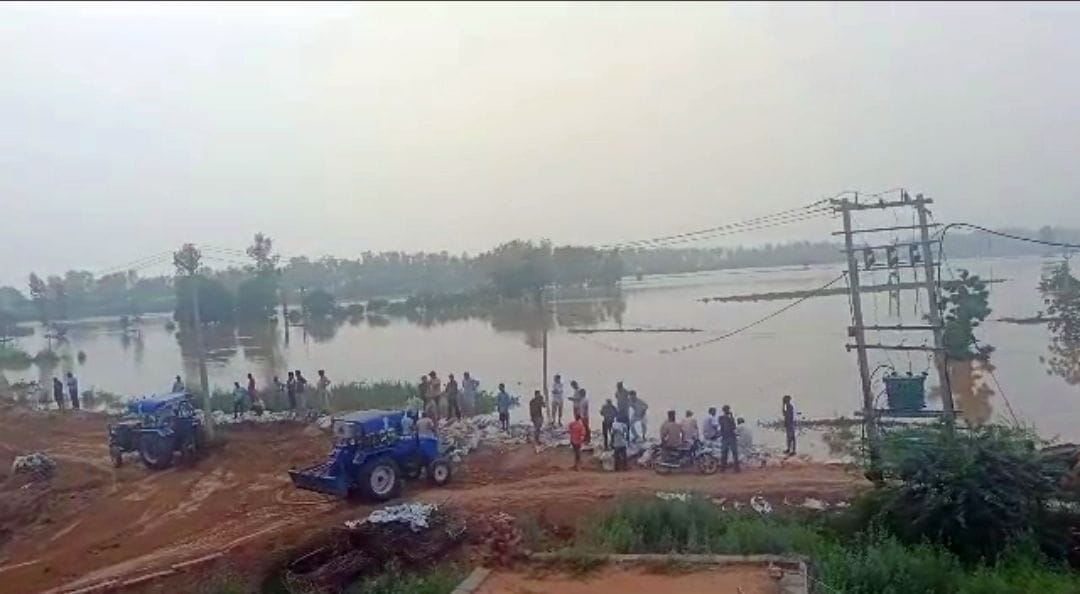 Embankment of Ghaggar river broken at three places, population of five villages surrounded