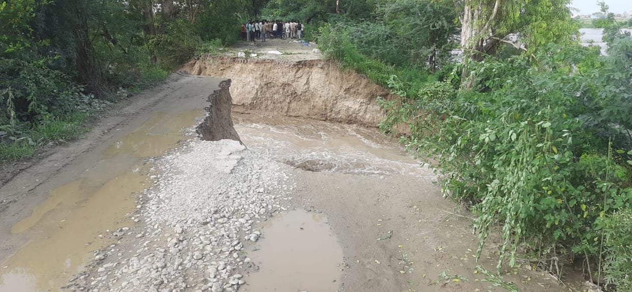 Yamuna's embankment breached, water entered Subhanpur