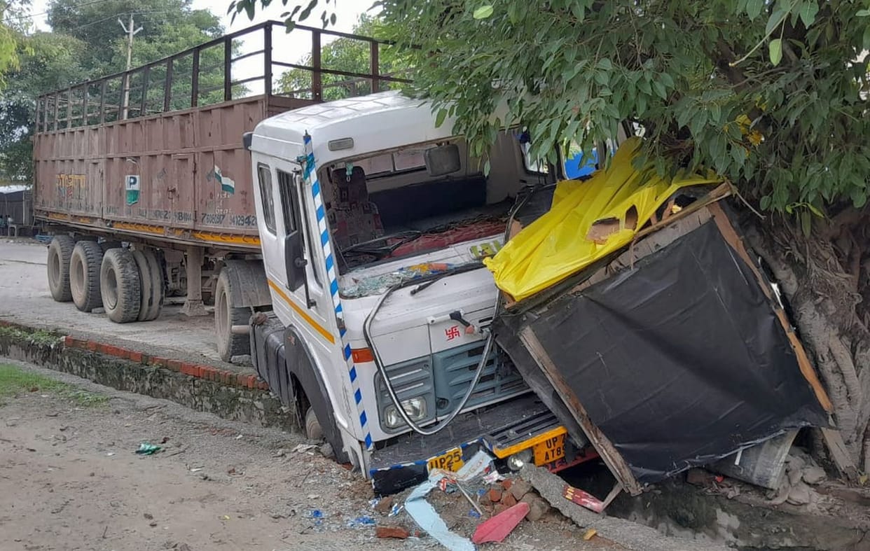 Truck running without driver collided with kiosk