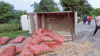 Bike rider girl dies due to pickup collision