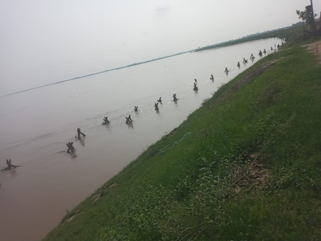 Saryu colliding with the dam near Kurh Parsian