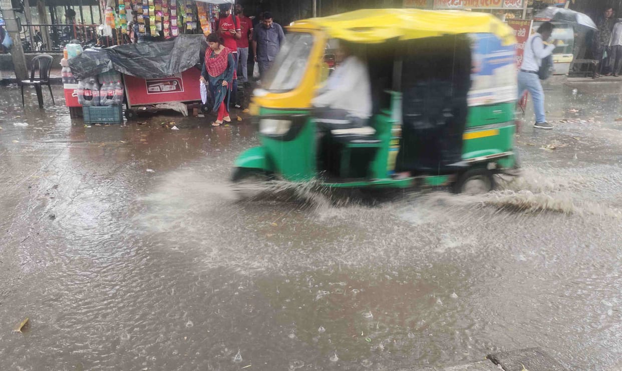 5 mm of rain in 15 minutes, roads filled with water