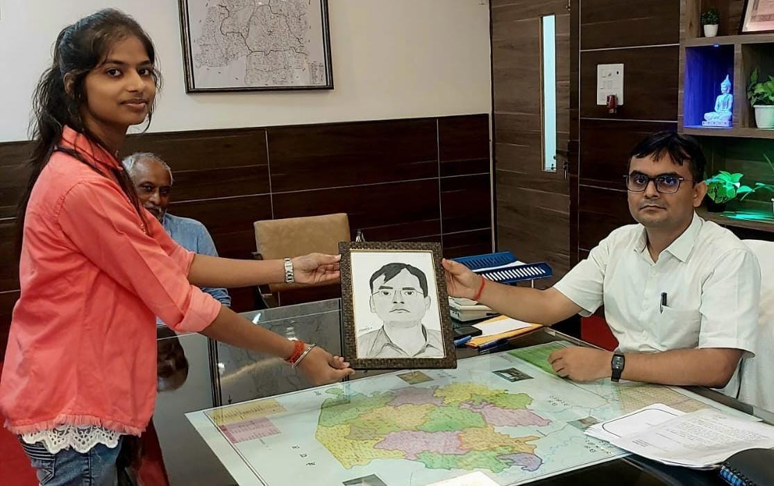 The student handed over his portrait to the District Magistrate