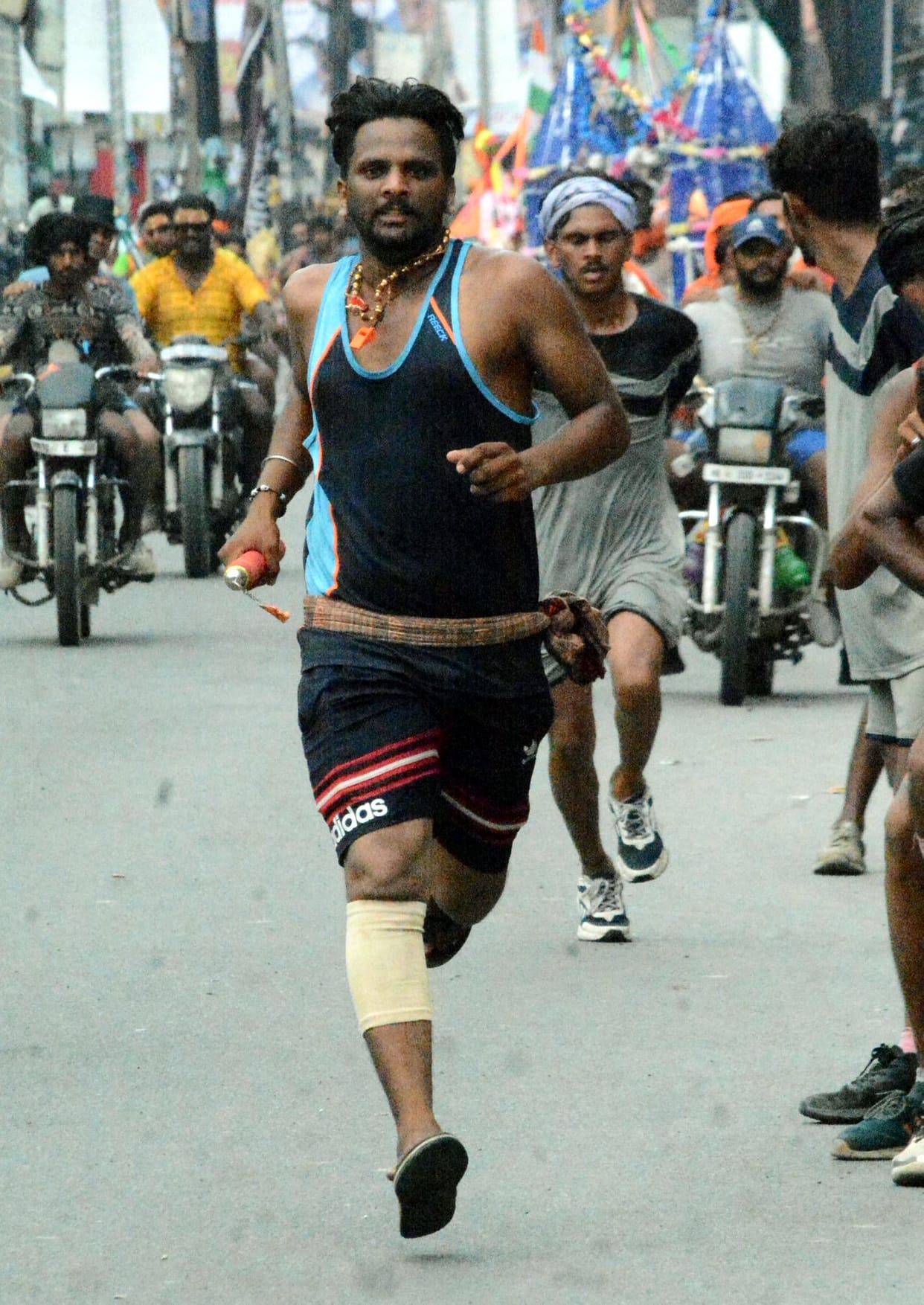 Gangajal in hand and Bhole's name on tongue, postal kanwariyas kept on running