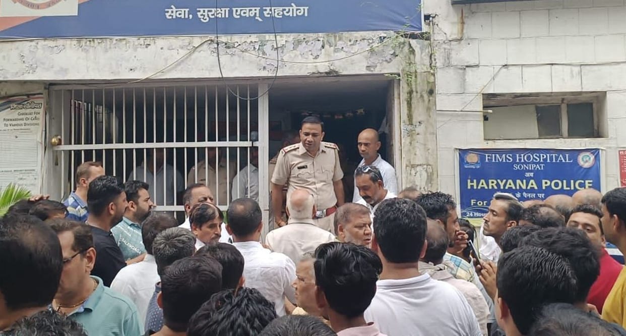Fight between shopkeeper and customers in raw quarter market
