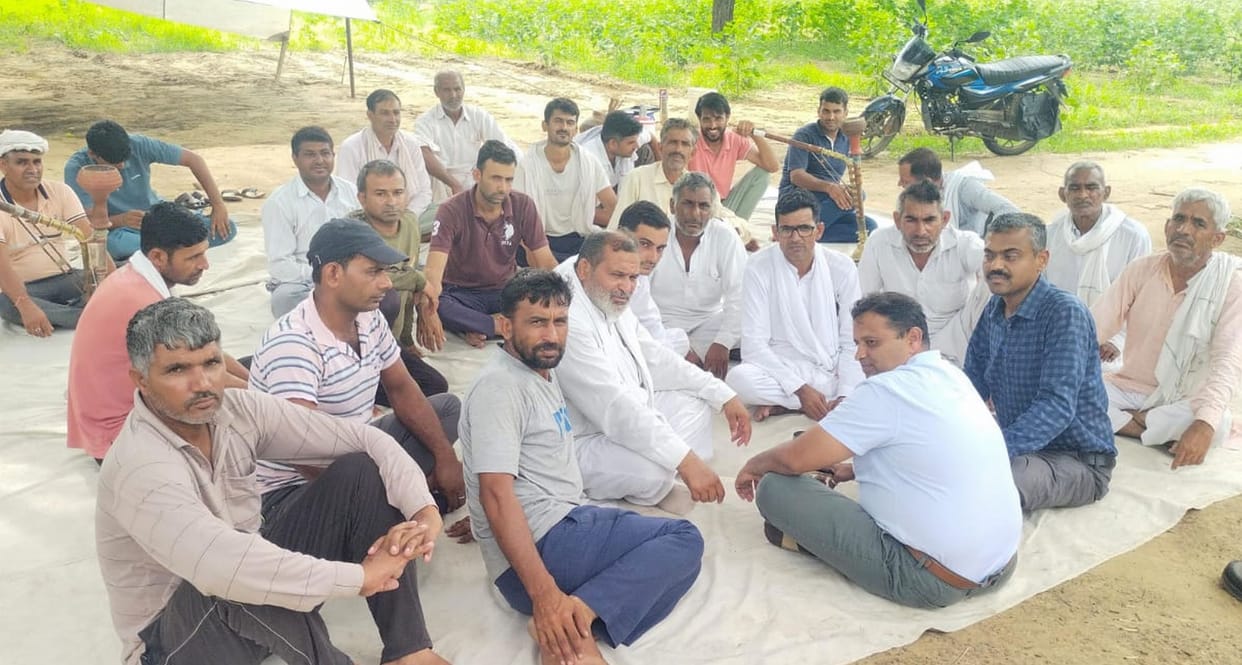 Company officials from Mumbai reached the protest site to persuade the farmers
