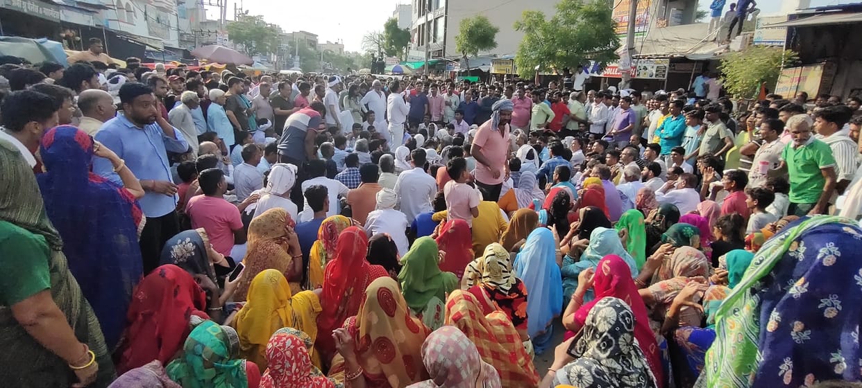 Villagers put a dead body in the middle of the road in Bahal, the market of Bahal remained closed