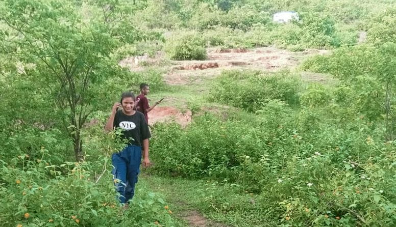 The villagers of Haldu reach the forest to talk to the mobile