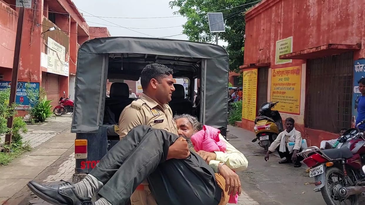 Tata Magic collided with a bike and landed in a ditch, eight people injured