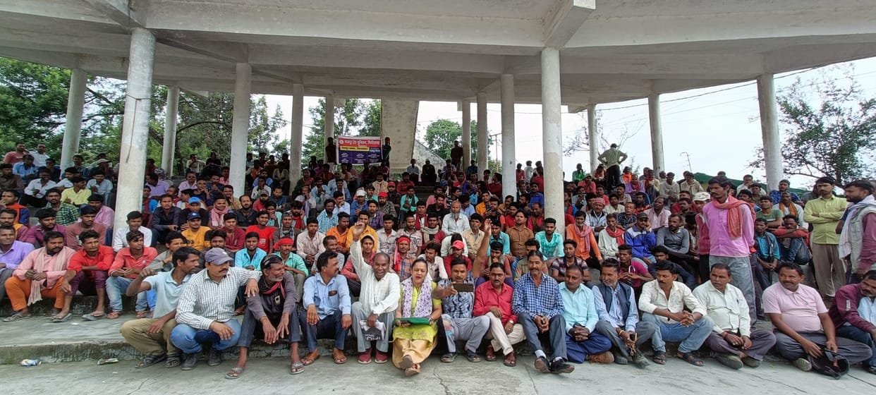In Pithoragarh, the laborers raised the demand for increasing the daily wages
