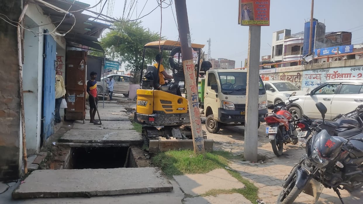 Nagar Panchayat started bulldozer on the encroachment on the drain
